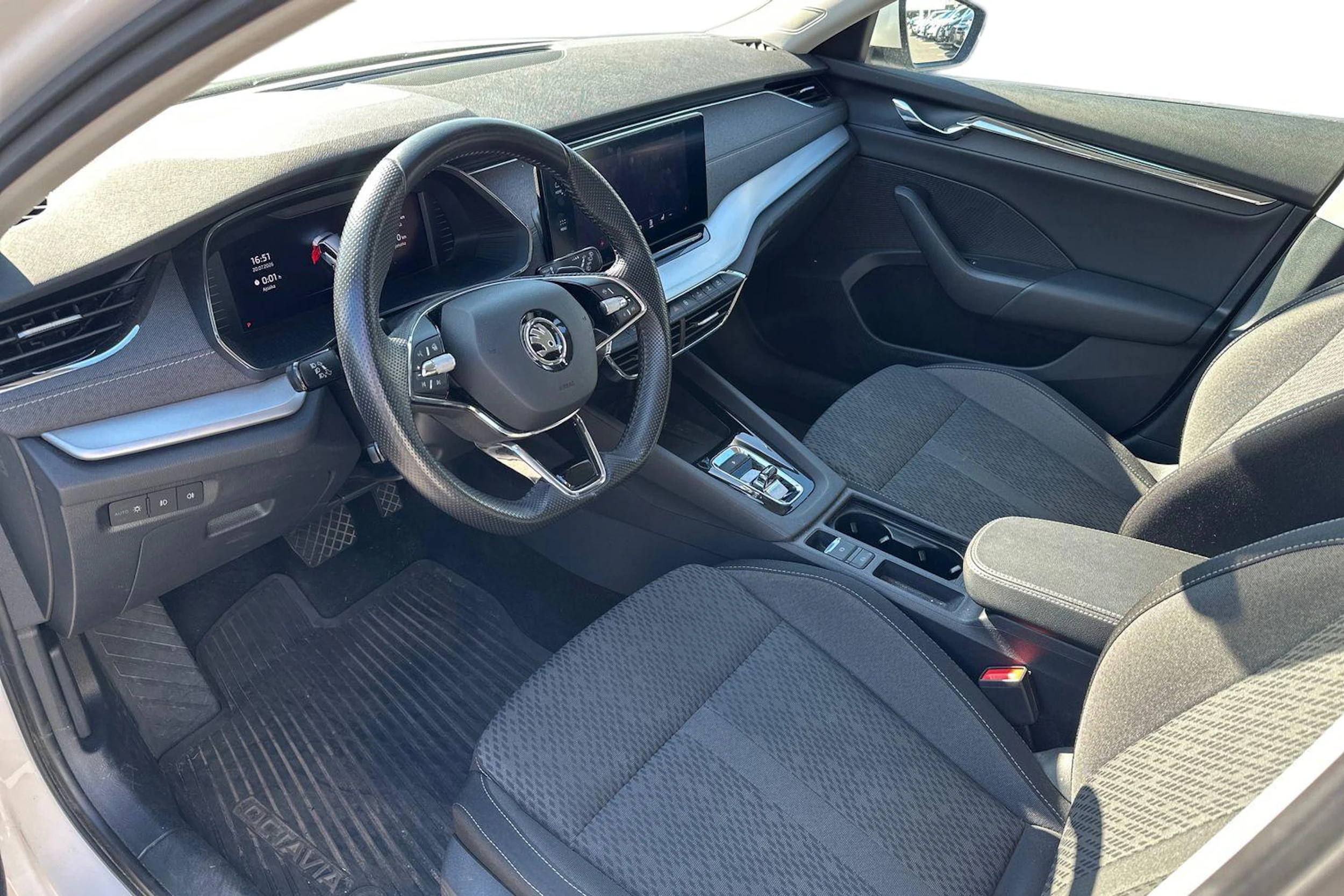 valkoinen Skoda Octavia 2021 kuva 3.