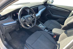valkoinen Skoda Octavia 2021 kuva 3.