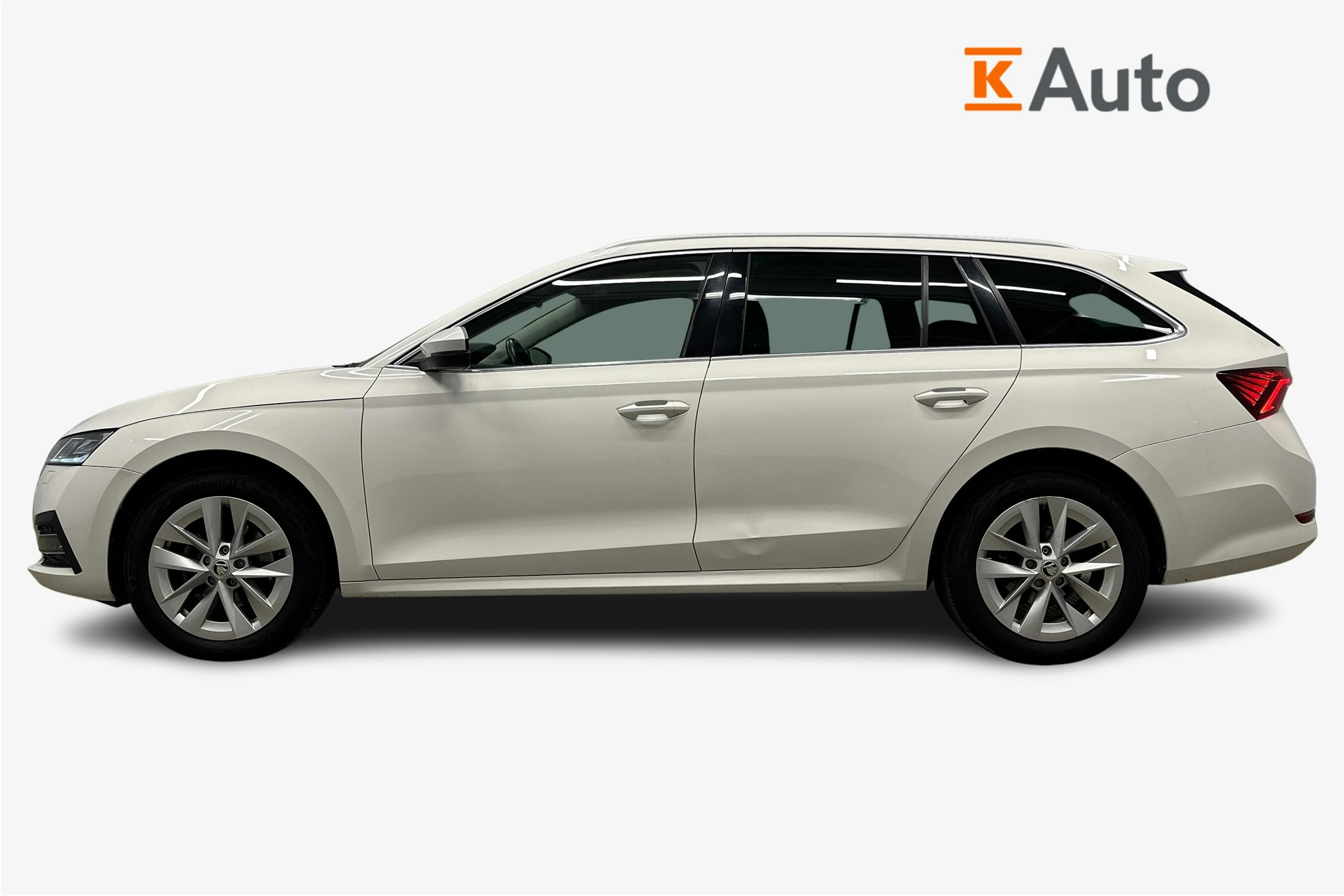 valkoinen Skoda Octavia 2022 kuva 5.