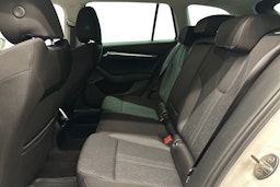 valkoinen Skoda Octavia 2022 kuva 8.