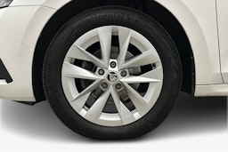 valkoinen Skoda Octavia 2022 kuva 9.
