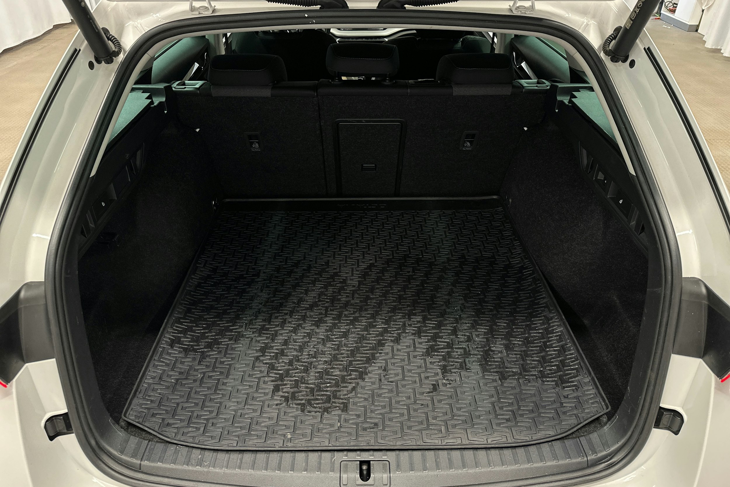 valkoinen Skoda Octavia 2022 kuva 11.