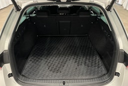 valkoinen Skoda Octavia 2022 kuva 11.