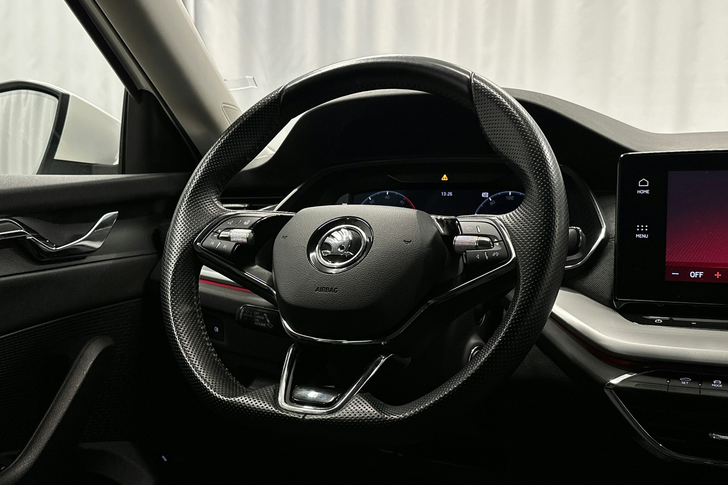 valkoinen Skoda Octavia 2022 kuva 15.