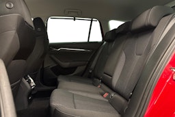 Punainen Skoda OCTAVIA 2022 kuva 10.