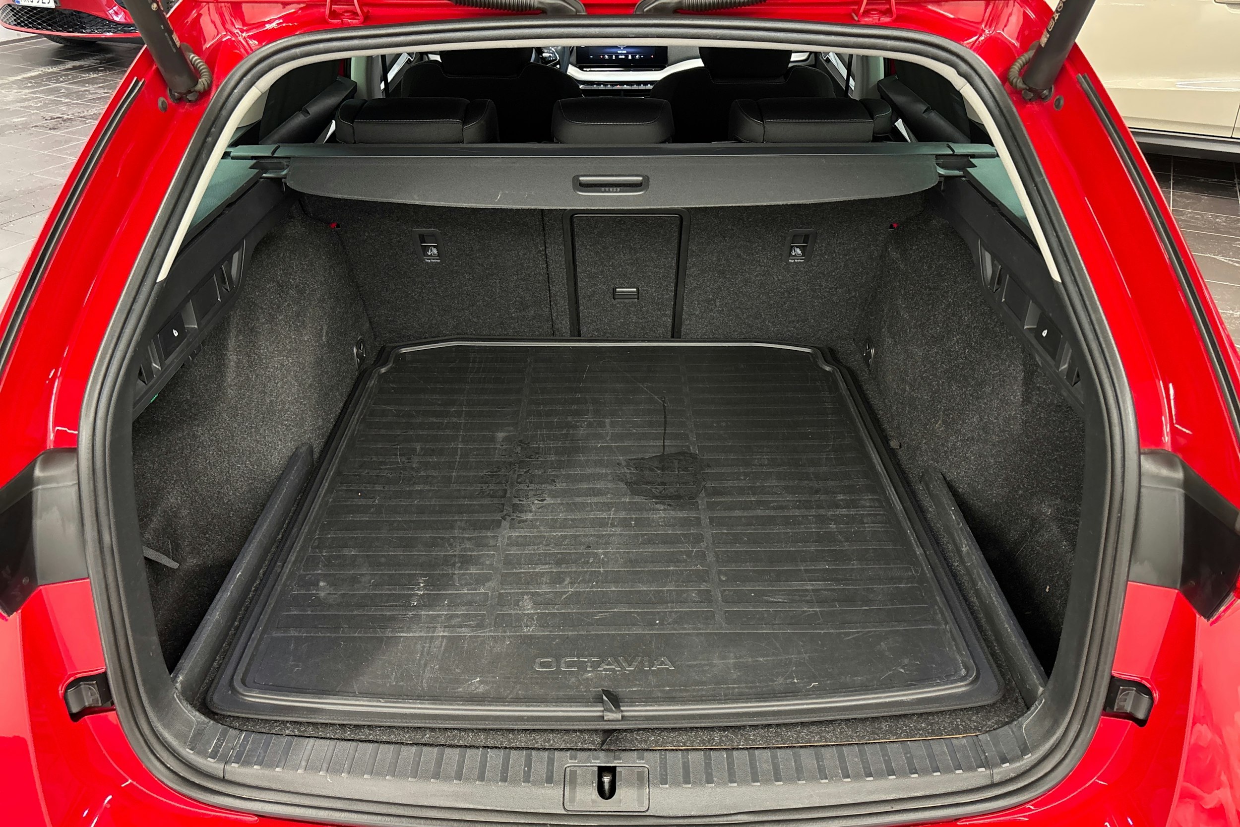 Punainen Skoda OCTAVIA 2022 kuva 14.