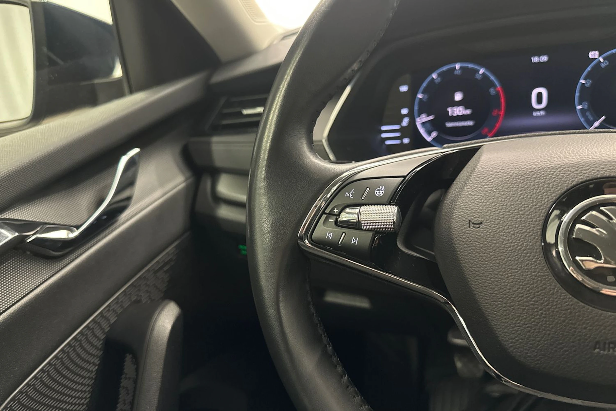 sininen Skoda Octavia 2022 kuva 13.