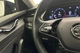 sininen Skoda Octavia 2022 kuva 13.