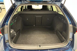 sininen Skoda Octavia 2022 kuva 16.