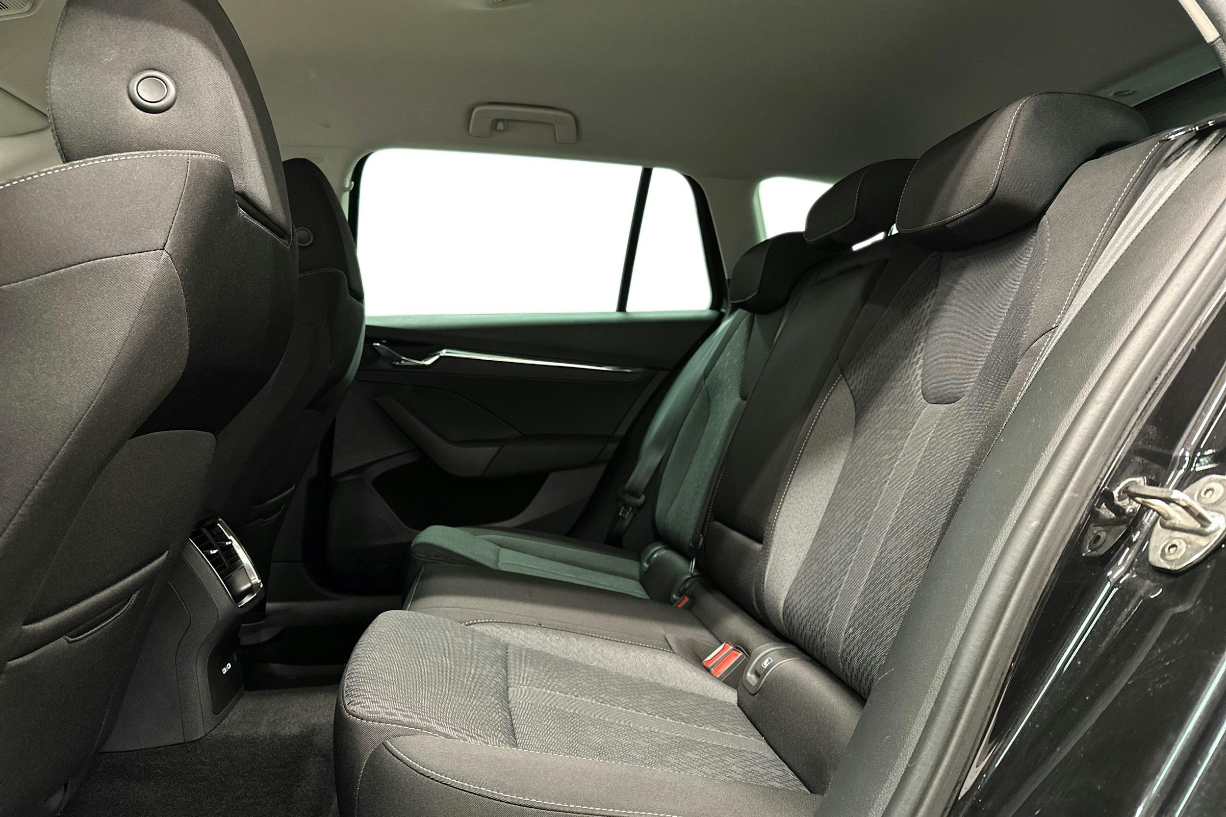 musta Skoda Octavia 2022 kuva 10.