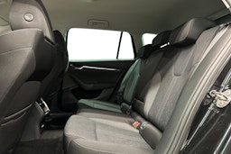 musta Skoda Octavia 2022 kuva 10.