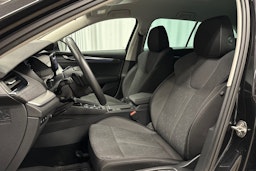 musta Skoda Octavia 2022 kuva 17.