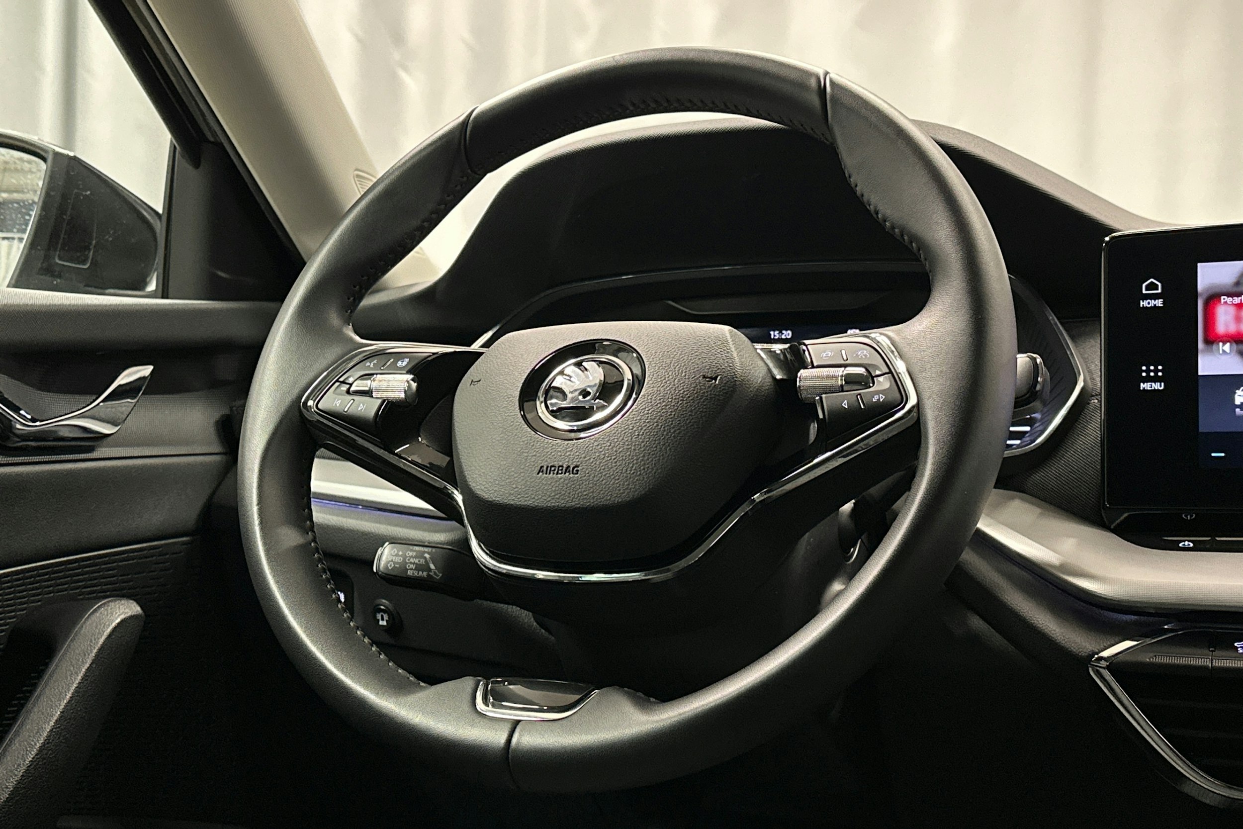 musta Skoda Octavia 2022 kuva 18.