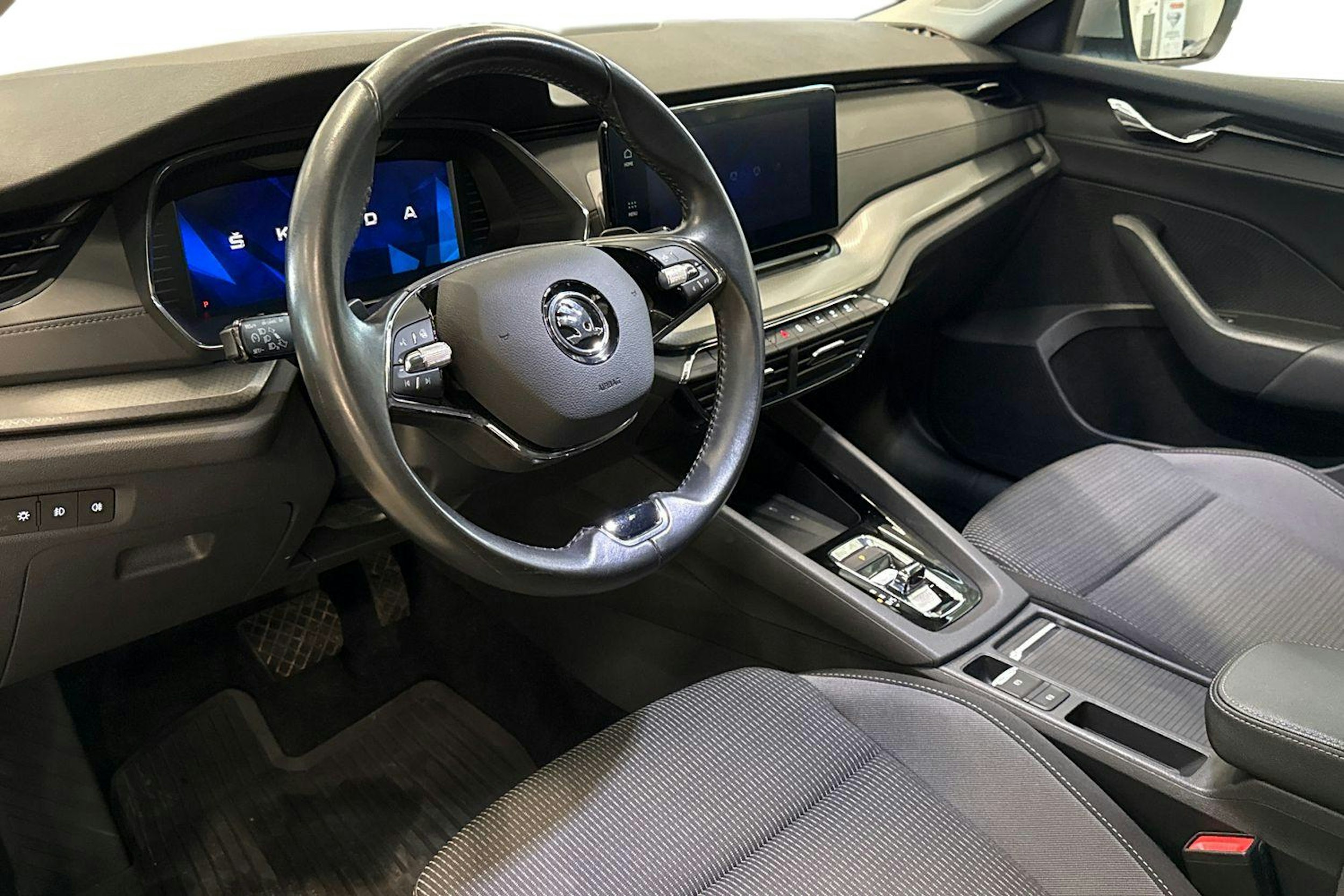 harmaa Skoda Octavia 2022 kuva 7.