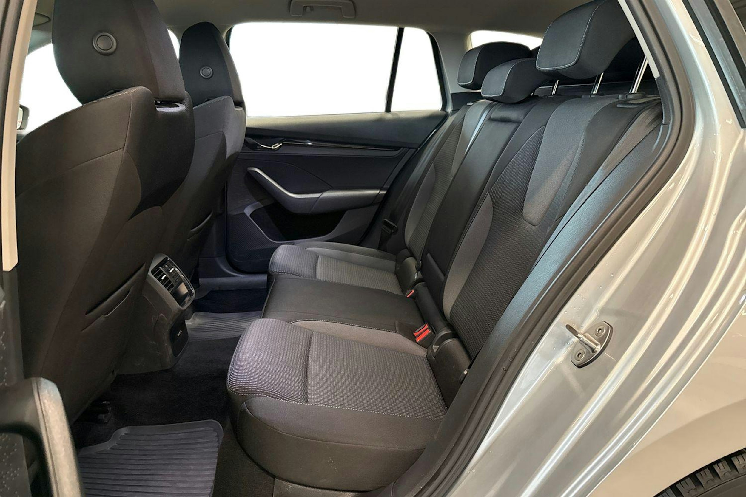 harmaa Skoda Octavia 2022 kuva 10.