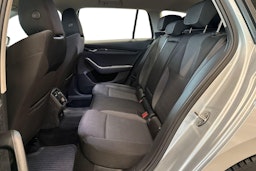 harmaa Skoda Octavia 2022 kuva 10.