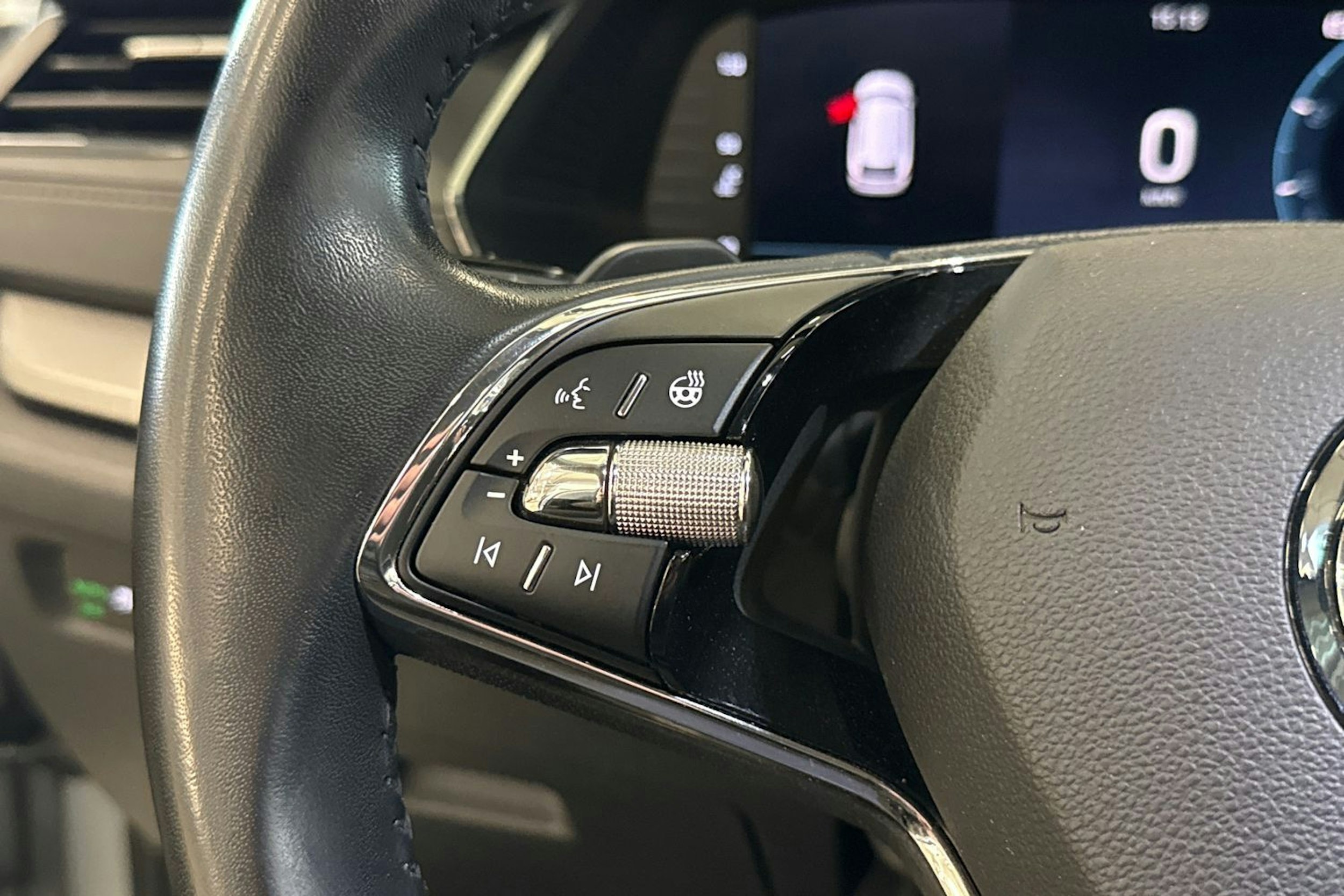 harmaa Skoda Octavia 2022 kuva 16.