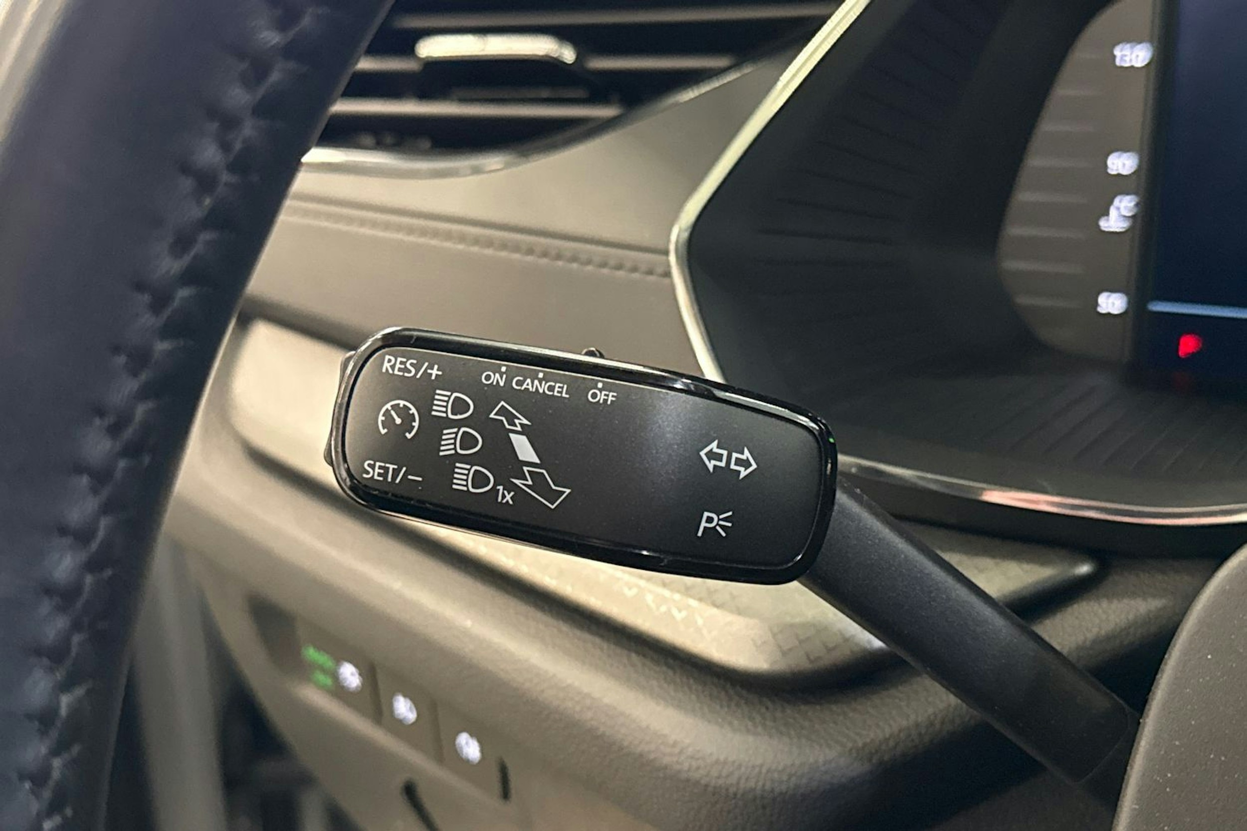 harmaa Skoda Octavia 2022 kuva 18.