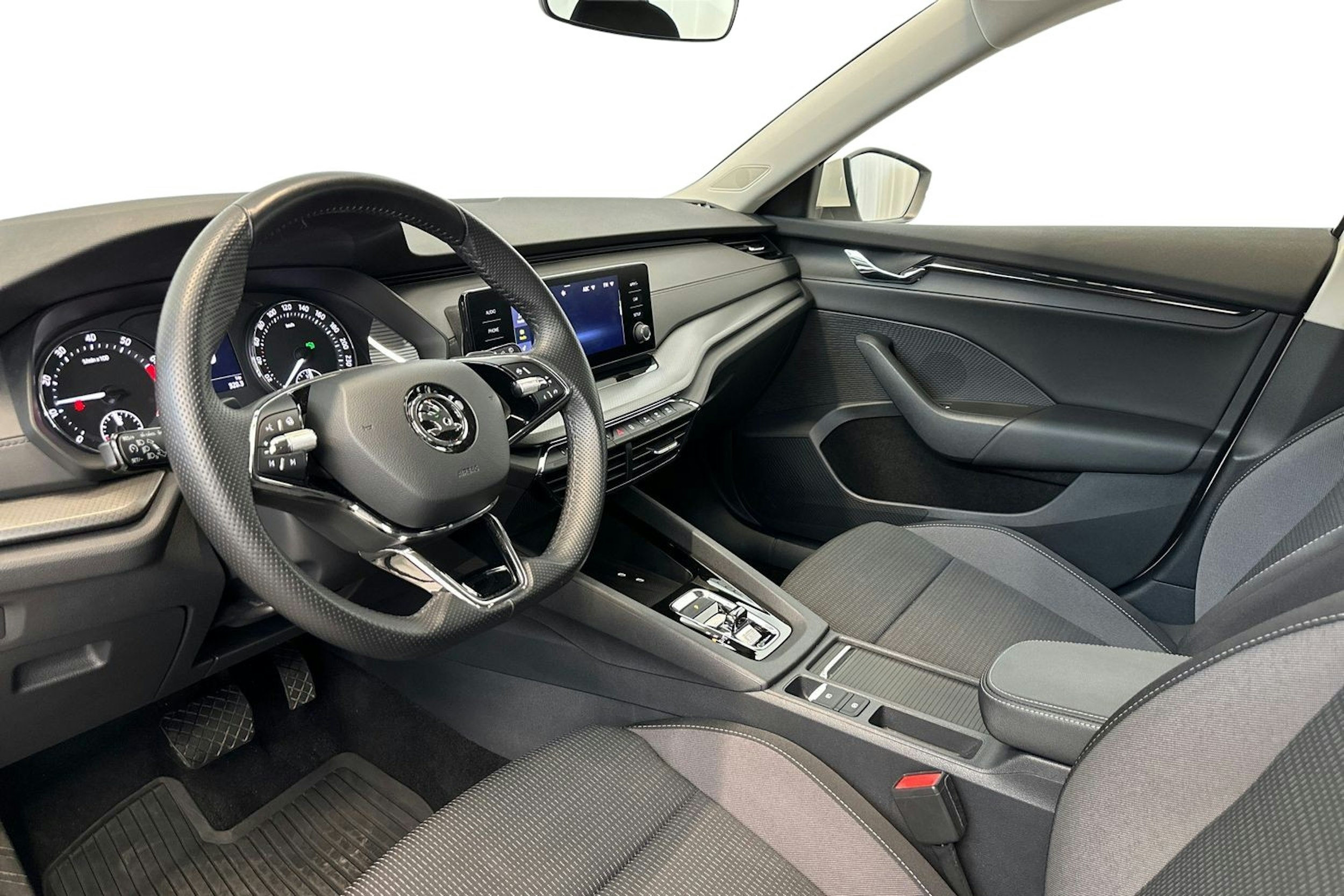 valkoinen Skoda Octavia 2022 kuva 7.