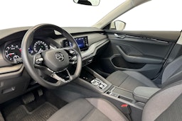 valkoinen Skoda Octavia 2022 kuva 7.