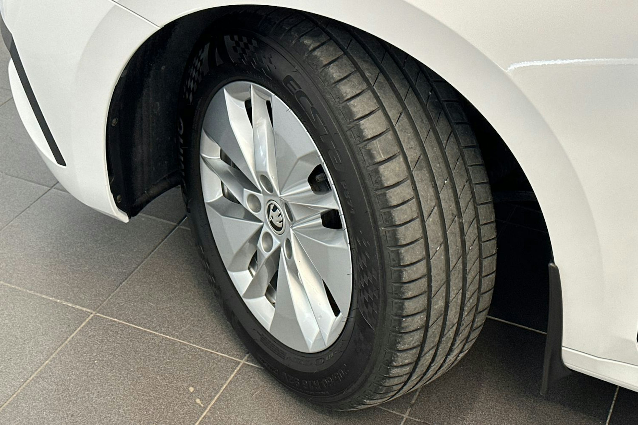valkoinen Skoda Octavia 2022 kuva 13.