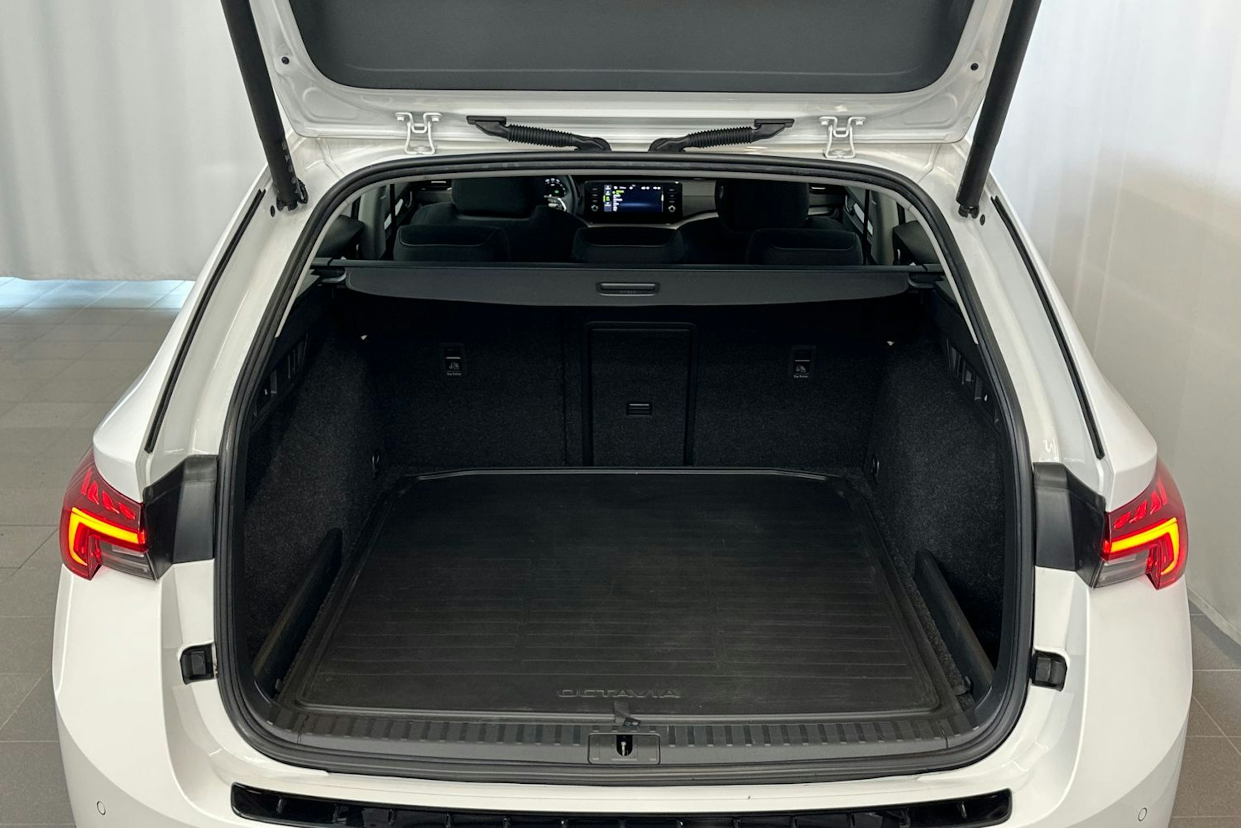 valkoinen Skoda Octavia 2022 kuva 15.