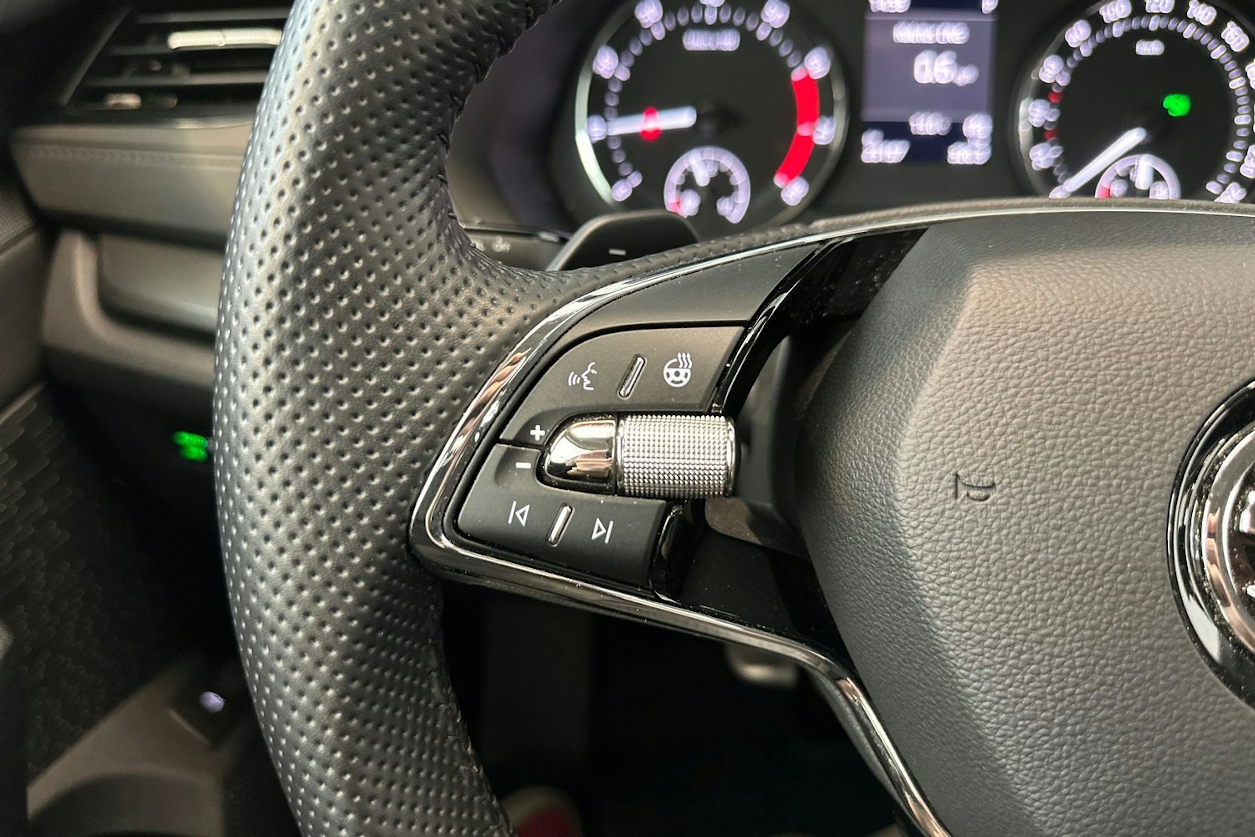 valkoinen Skoda Octavia 2022 kuva 19.