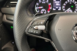 valkoinen Skoda Octavia 2022 kuva 19.
