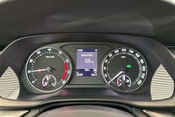 valkoinen Skoda Octavia 2022 kuva 21.