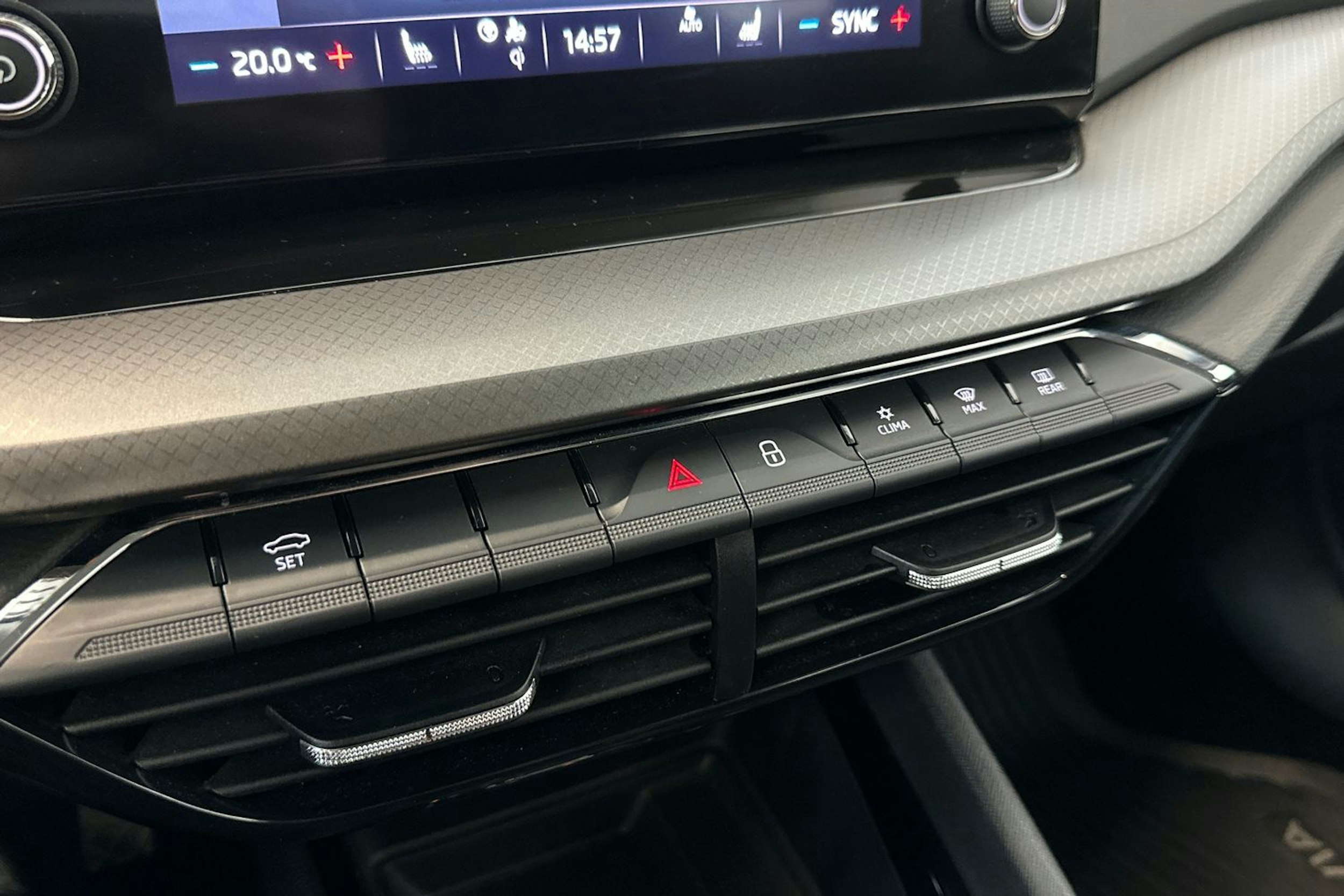 valkoinen Skoda Octavia 2022 kuva 26.
