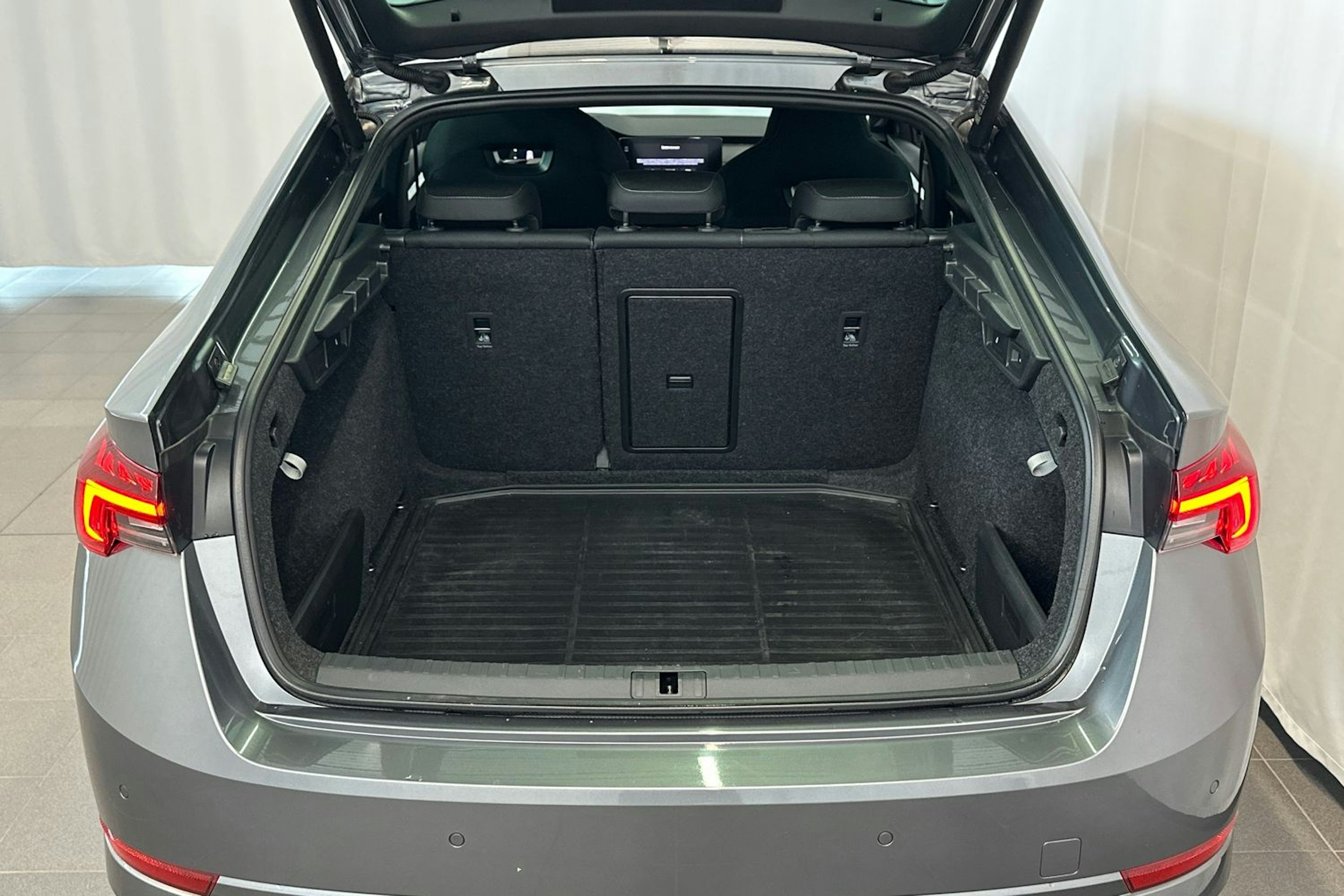 Harmaa Skoda OCTAVIA 2022 kuva 16.