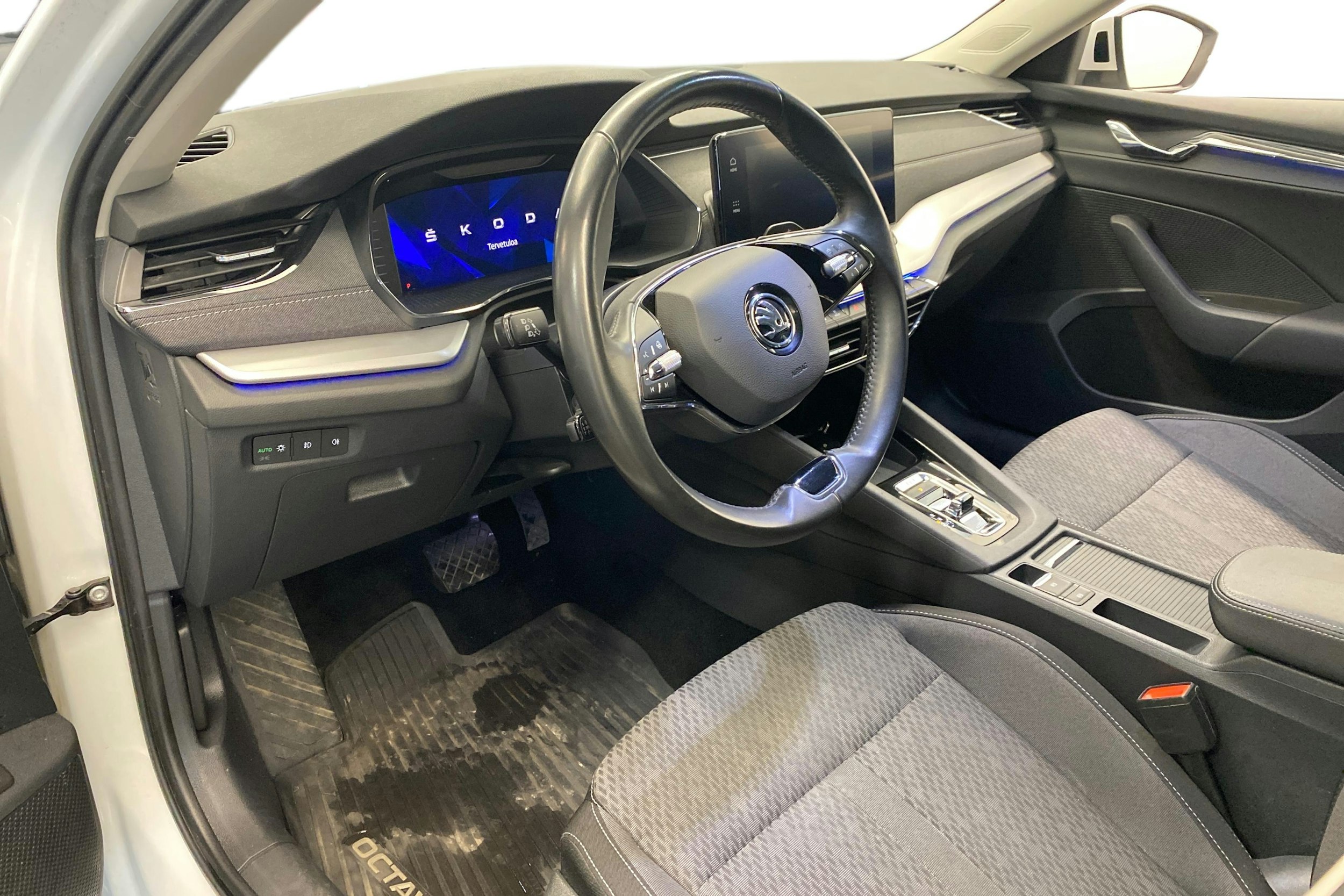 Valkoinen Skoda OCTAVIA 2022 kuva 7.