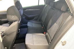 Valkoinen Skoda OCTAVIA 2022 kuva 10.