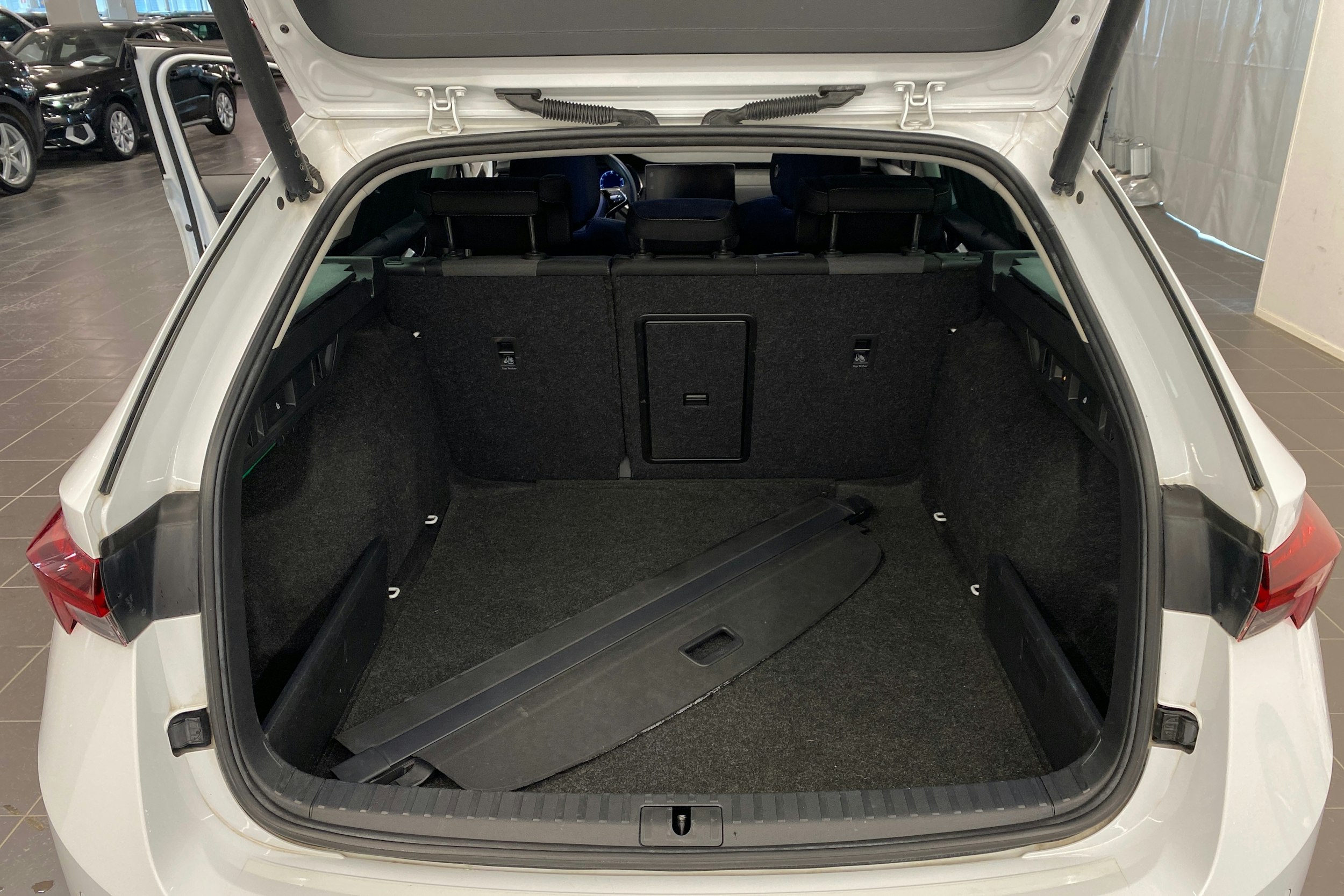 Valkoinen Skoda OCTAVIA 2022 kuva 14.