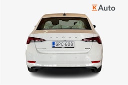 valkoinen Skoda Octavia 2022 kuva 3.
