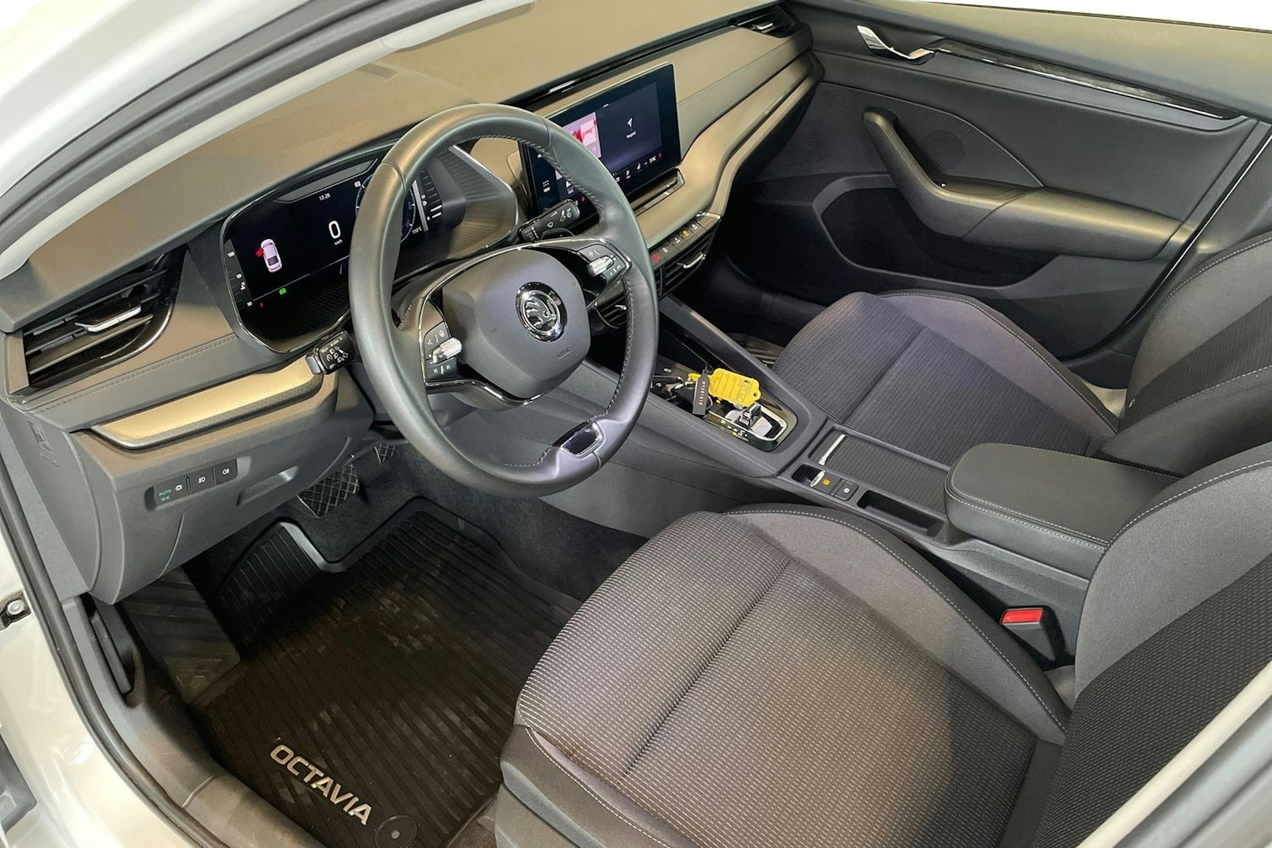 valkoinen Skoda Octavia 2022 kuva 7.