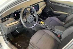 valkoinen Skoda Octavia 2022 kuva 7.