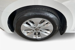 valkoinen Skoda Octavia 2022 kuva 11.