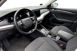 valkoinen Skoda Octavia 2022 kuva 3.