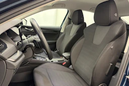 sininen Skoda Octavia 2022 kuva 16.