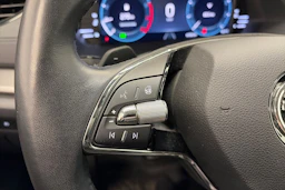 sininen Skoda Octavia 2022 kuva 18.