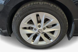 musta Skoda Octavia 2022 kuva 9.