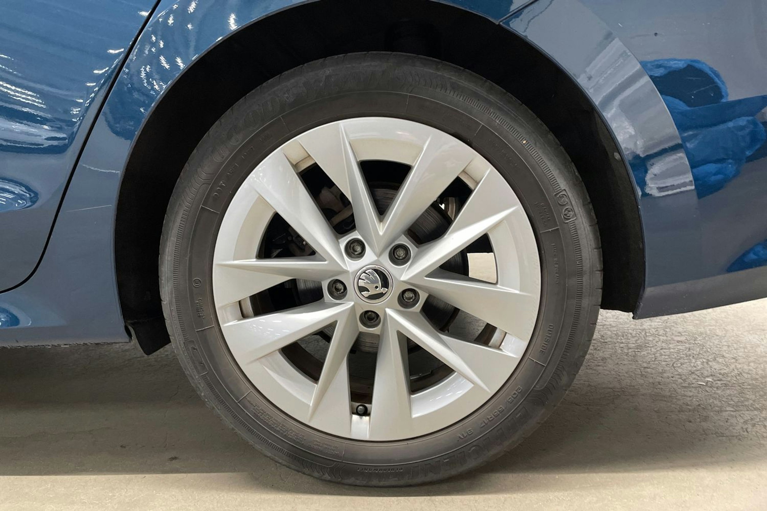 sininen Skoda Octavia 2022 kuva 11.