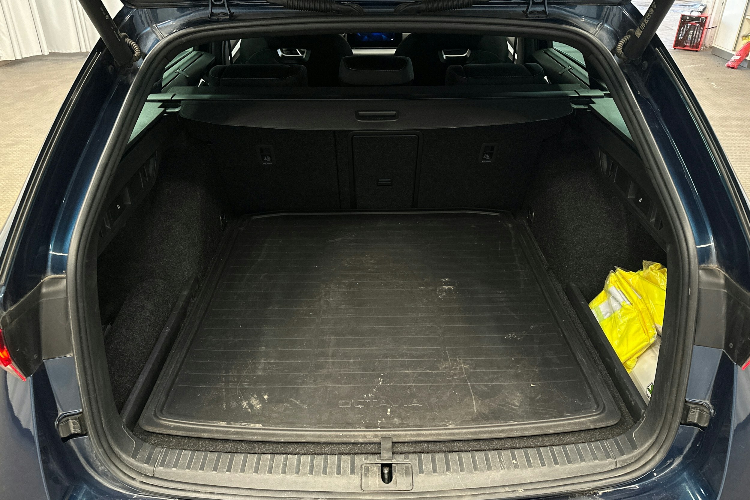 sininen Skoda Octavia 2022 kuva 14.