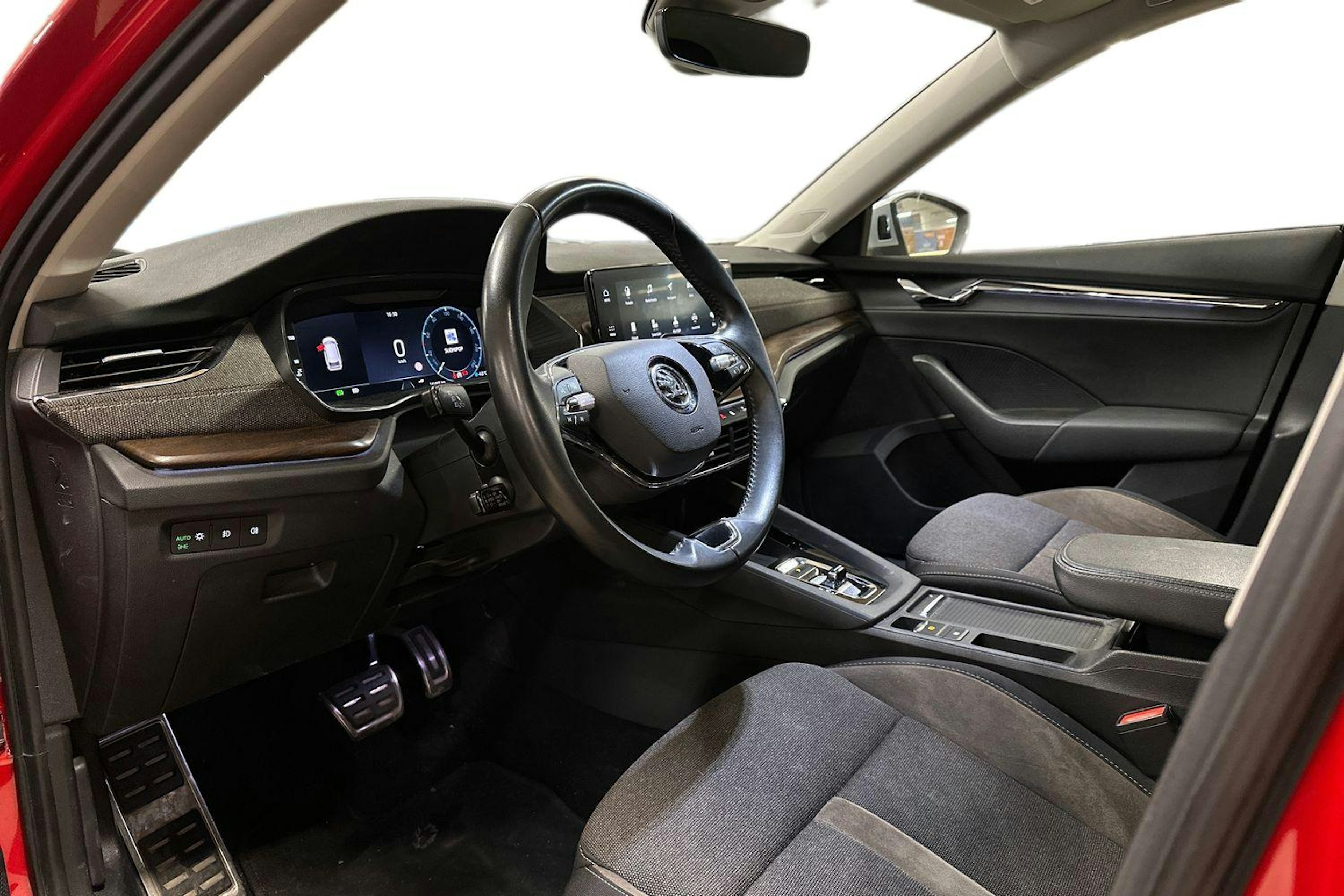 punainen Skoda Octavia 2022 kuva 3.