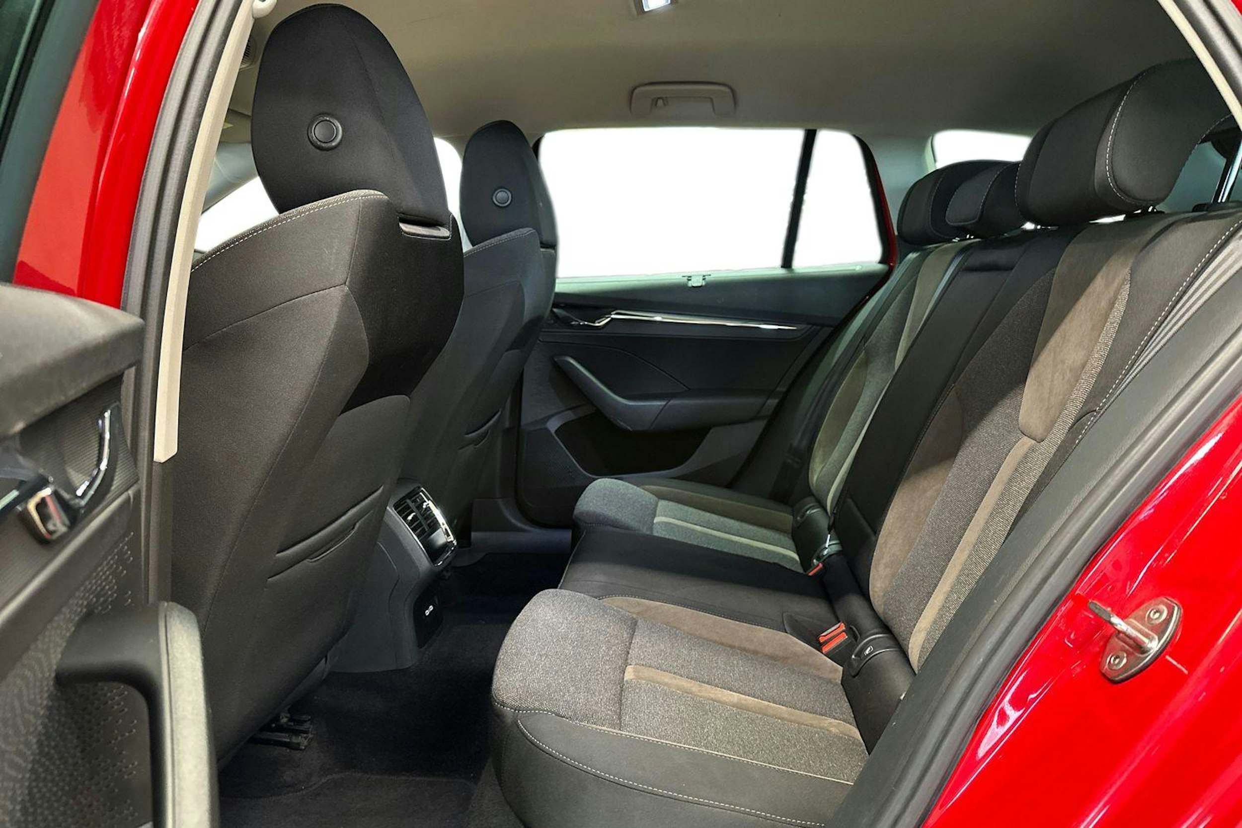 punainen Skoda Octavia 2022 kuva 10.
