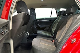 punainen Skoda Octavia 2022 kuva 10.