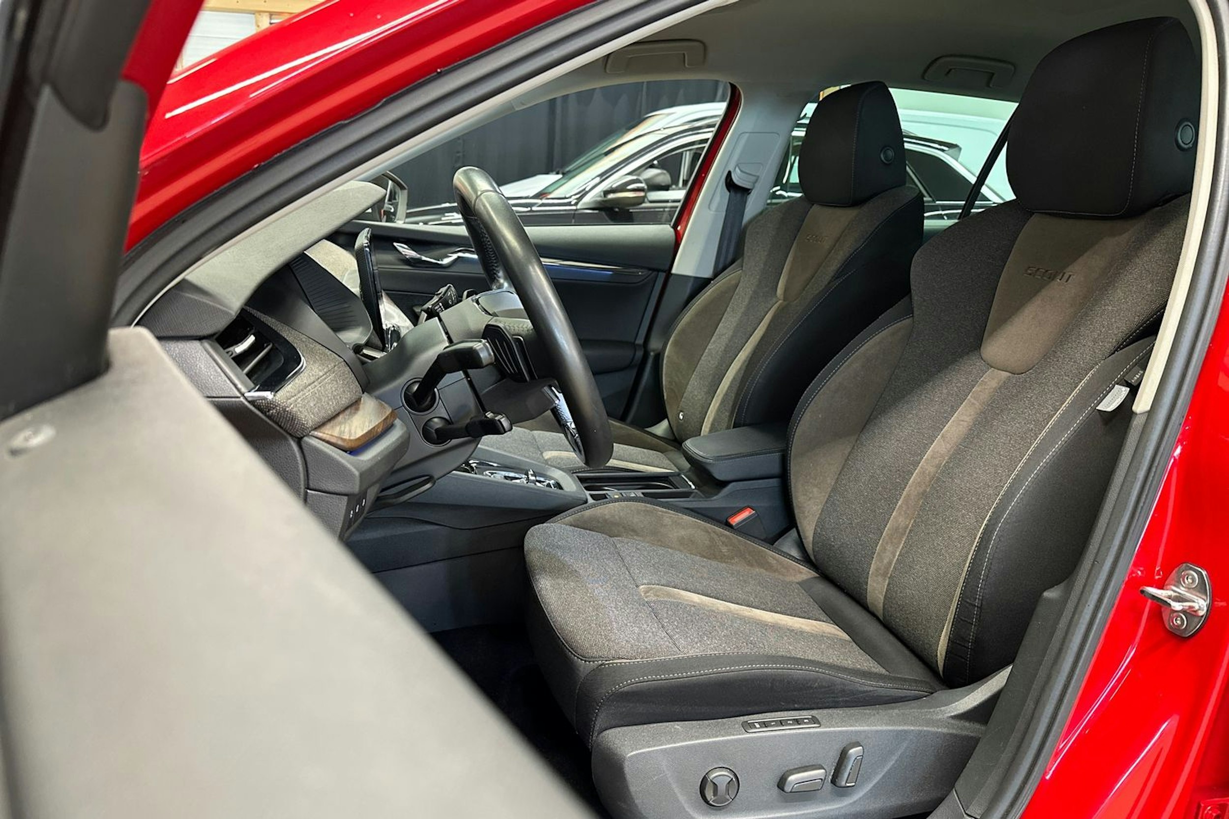 punainen Skoda Octavia 2022 kuva 16.