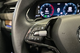 punainen Skoda Octavia 2022 kuva 30.