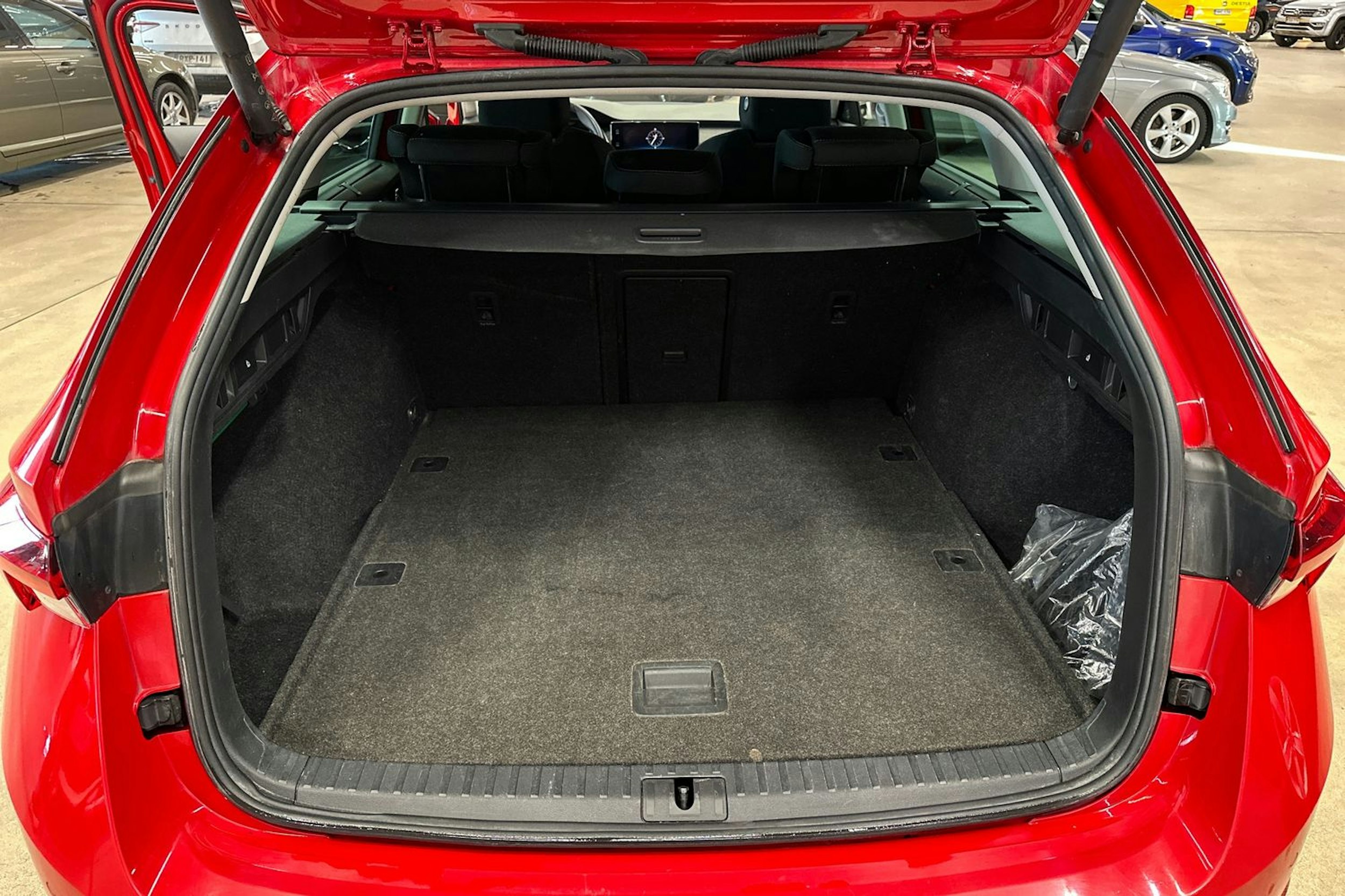 punainen Skoda Octavia 2022 kuva 36.